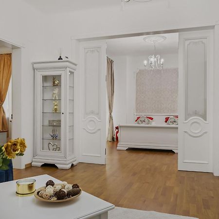 Sweet Luxury Three Rooms Apartment City Center Universitate Бухарест Екстер'єр фото