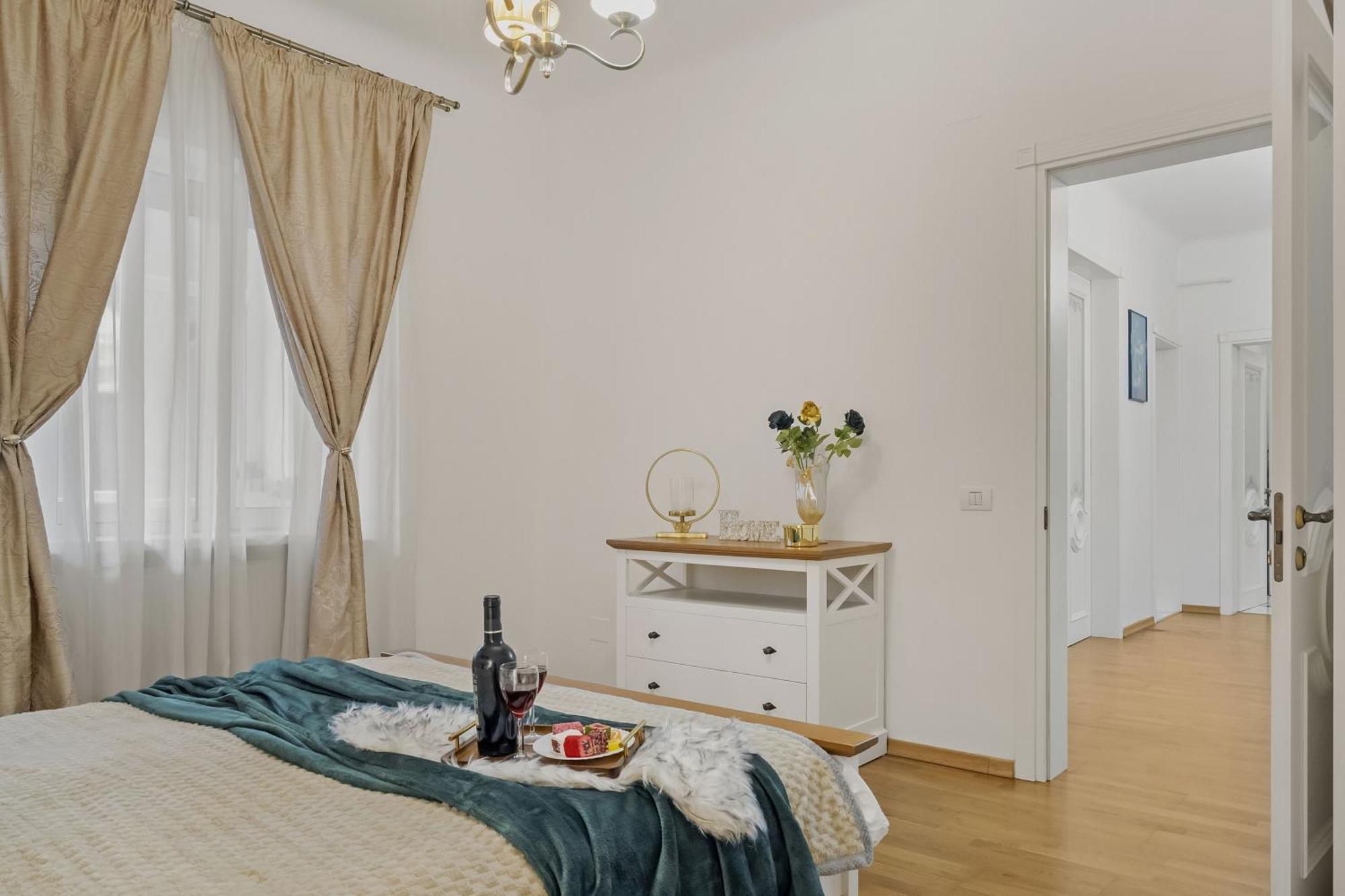Sweet Luxury Three Rooms Apartment City Center Universitate Бухарест Екстер'єр фото